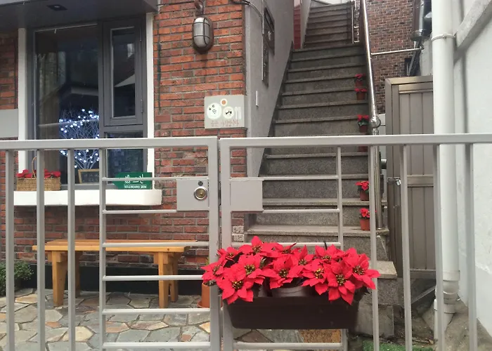 Отель типа "постель и завтрак" Seochon Suran 2*