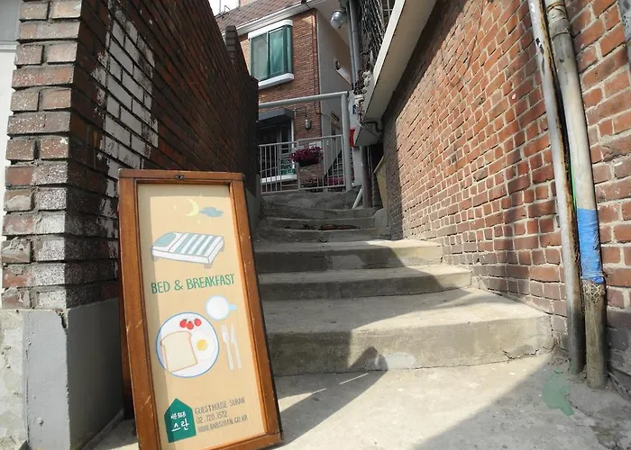 Отель типа "постель и завтрак" Seochon Suran